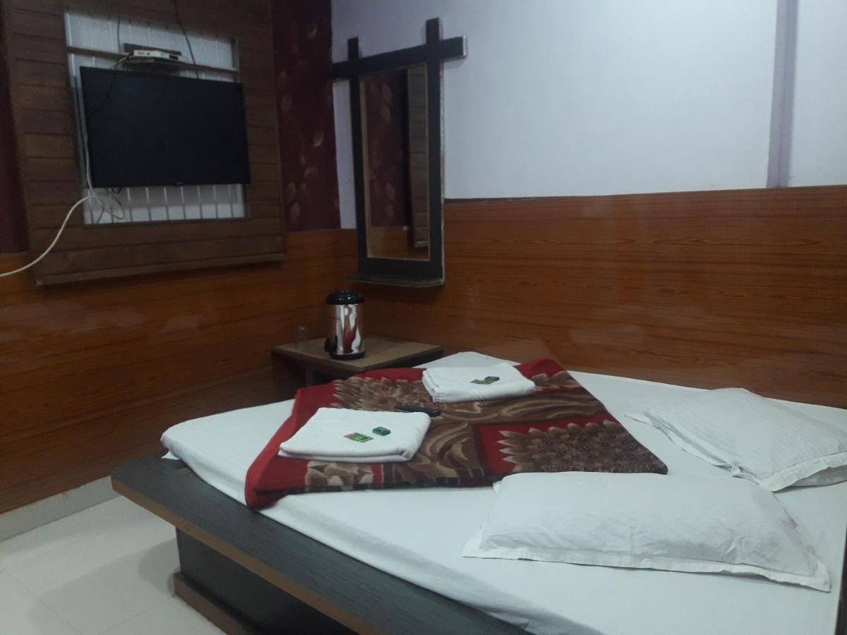 Hotel RAJVIHAR Pachmarhī Buitenkant foto