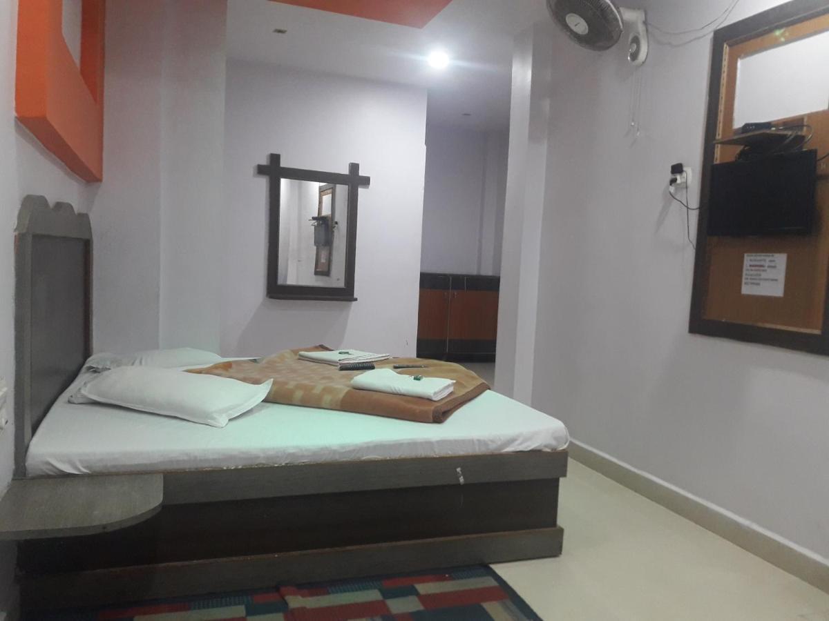Hotel RAJVIHAR Pachmarhī Buitenkant foto