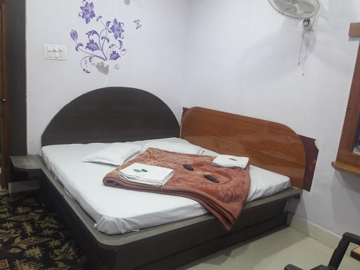 Hotel RAJVIHAR Pachmarhī Buitenkant foto