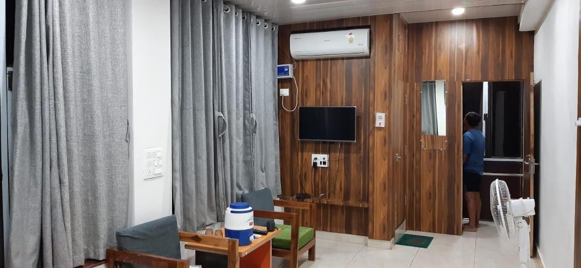 Hotel RAJVIHAR Pachmarhī Buitenkant foto